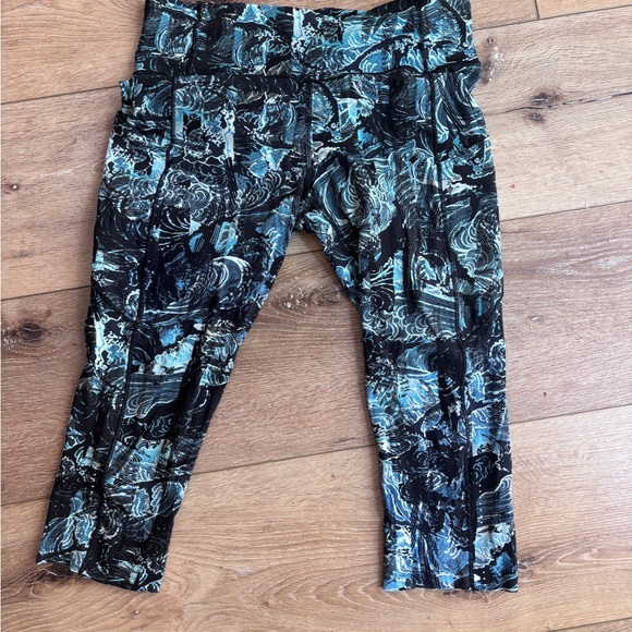 Lululemon Athletica Blue and Black Patterned Leggings - Picture 6 of 6